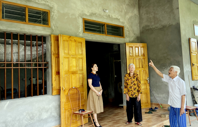 Gia đình bà Nguyễn Thị Hiền Thực - thân nhân liệt sĩ ở phường Nguyễn Phúc, thành phố Yên Bái phấn khởi có căn nhà mới vừa được hỗ trợ xây dựng.
